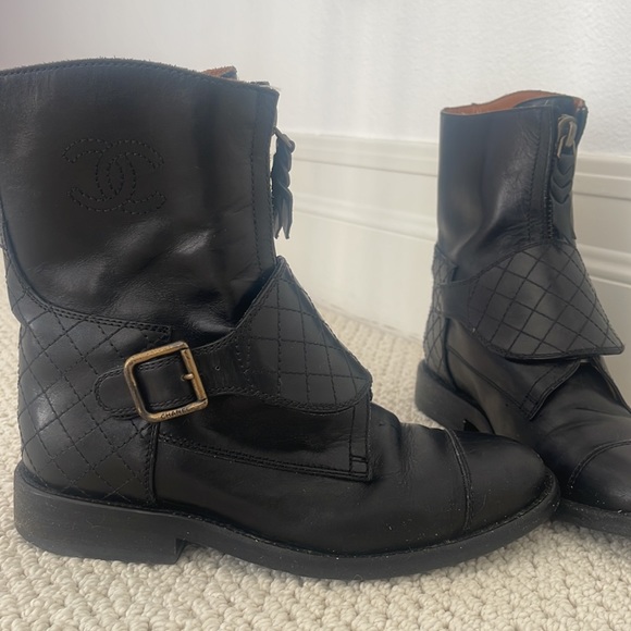 Size 36 Chanel boots. They’re beautiful but just a bit too small on me. - Picture 6 of 7
